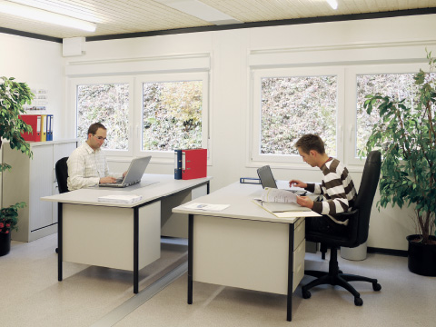 Bürocontainer innen Schreibtische.