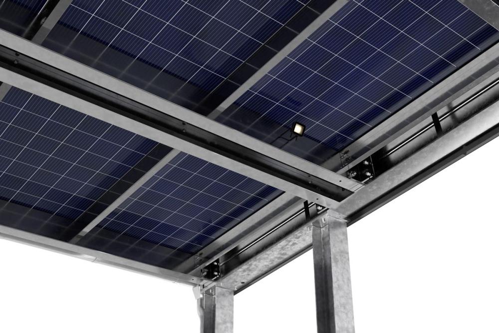 Solarcarport mit Photovoltaikmodulen und robuster Stahlkonstruktion