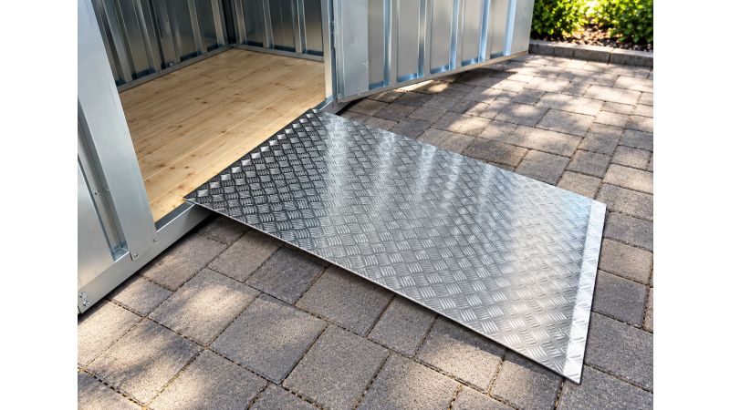 Auffahrrampe 870 x 1450 mm aus Aluminium-Tränenblech - passend für Lagercontainer, Schnellbaucontainer, Materialcontainer oder Bürocontainer