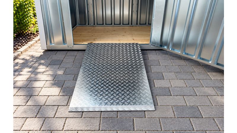 Auffahrrampe 870 x 1450 mm aus Aluminium-Tränenblech - passend für Lagercontainer, Schnellbaucontainer, Materialcontainer oder Bürocontainer