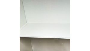 Kassenhäuschen, H2425 x B1400 x T1250 mm, 1 Fenster (Pos. B), inkl. Schreibtischablage und Stahlrohrstuhl, Aussenwandlackierung verzinkt