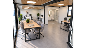 Moderne Raumcontainer Anlage - PLUSLine, 2 x 20 Fuß Doppelanlage mit Bad in RAL 7016 Anthrazit, inkl. bodentiefe Fenster und Elektropaket Moderne Raumcontainer Anlage - PLUSLine, 2 x 20 Fuß Doppelanlage mit Bad in RAL 7016 Anthrazit, inkl. bodentiefe Fenster und Elektropaket
