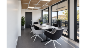 Moderner Raumcontainer - PLUSLine, 20 Fuß in RAL 7016 Anthrazit, inkl. bodentiefe Fenster und Elektropaket Moderner Raumcontainer - PLUSLine, 20 Fuß in RAL 7016 Anthrazit, inkl. bodentiefe Fenster und Elektropaket