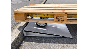 Auffahrrampe - keilförmige Zugangsrampe ,  Tragkraft 1000 kg - L830 x B950 x H120 mm